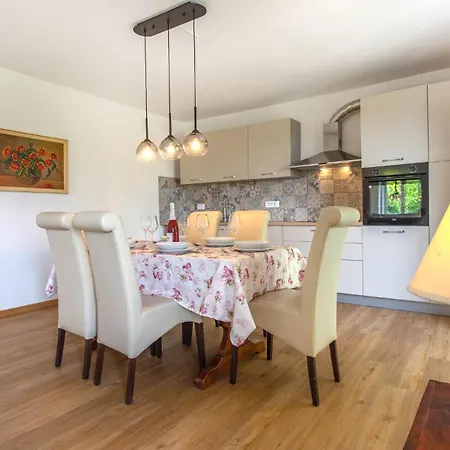 Daire Gorgeous In With Kitchen