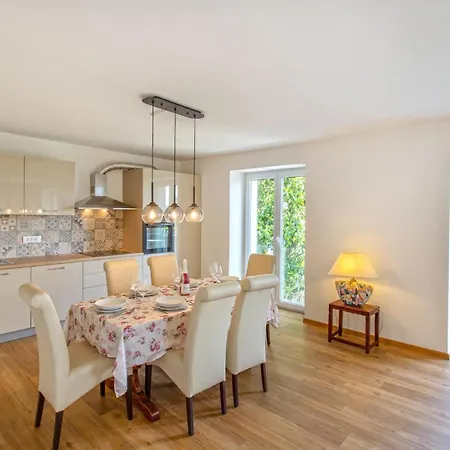 Daire Gorgeous In With Kitchen